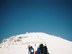 中岳の下りが終わったら、冬季休業中の駒ケ岳頂上山荘があります。山小屋の先が木曽駒ヶ岳・最後の登りです。