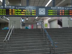 新岩国駅到着。改札内は閑静としていて、停まる新幹線は約1時間に1本。私と一緒に降りた人も数える人しかいない。駅には改札外にセブンイレブンタイプの売店があるのみ。昭和の早い時期から新幹線が通ってたけど、新幹線でも地方の駅はこれが現実か。そりゃローカル線とかは尚更人が少ない訳ですね。