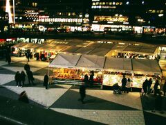 帰りも地下鉄に乗り、
夕方には、そのまま新市街の中心部、「セルゲル広場」へ。

なにやらマーケットが開かれてましたが、
もしやバンコク・ナイトマーケットの先駆けか？