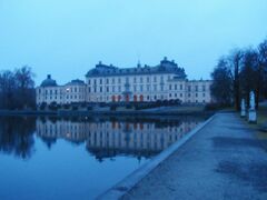 「北欧のヴェルサイユ宮殿」ともいわれる
「ドロットニングホルム宮殿」。

歴代王妃に愛された、夏の離宮だったそうです。
そして今でも、国王一家の住居らしい。