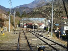 ３分ほど走ると、最初の駅の川根両国駅に着く。
井川線の運行上の中心となっている駅で、駅構内に車両区と、乗務員区がある。