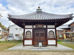 旧笠井邸のすぐ近く、ただ街並み保存地区のメインストリートから少し離れたところにあった地蔵堂。江戸時代の竹原は塩田業で栄えた街で、その塩田を守るために建てられた地蔵のお堂だそうです。
現在のお堂は１９２７年に建築されたものという事で比較的新しいものでした。境内には明治期の竹原に関する碑がいくつかありました。