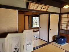 こちらの旧松坂邸も塩田業で栄えた家で、それに加え醸造も行っていた家系だそうです。商業の街であった竹原は塩田などで栄えた家も多く、この様に現在まで残る家もいくつかあります。
中に展示されていたものもなかなか豪華でした。