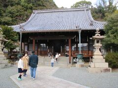 郵便居を見た後西方寺にやってきました。山肌に立つお寺だけあって結構階段を登ってきます。別に聖地巡礼をしているわけではないですが、このお寺の階段やこの後乗せる普明閣もたまゆらで描かれたスポットの一つです。
西方寺は元々平地の現在でいう地蔵堂の近くにあったものが、江戸時代初期にこの地に移ってきたそうです。