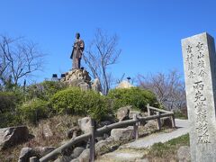 日和山公園から海峡を見守る高杉晋作の陶像です。備前焼だそうです。