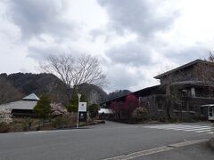坂を少し下った先には奥日田温泉がありました。
日田に来たなら、こちらの温泉に泊まるのもよさそうです。
この辺りも沢山温泉があって、東の山の向こうには天ヶ瀬温泉
南に進んで熊本に入ると黒川温泉
温泉天国~
