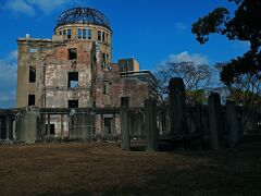 元安川沿いを歩いて行くと“原爆ドーム”の建物が見えてきた。
この周辺は日本人よりも圧倒的に外国人観光客が多くて、日本語と英語で書かれている手製の看板を指しながら、自身の胎内被爆体験を語る男性の周りには人観光客が集まっていて英語での説明に耳を傾けていた。
私がまず最初に驚いたのは原爆ドームの敷地が広いこと、そして360℃あらゆる角度から柵越しに見学出来ること、建物は角度によって様々な表情をしていること。