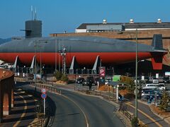 日本で初めて実物の巨大潜水艦を陸上展示する博物館“海上自衛隊呉史料館（てつのくじら館)”の迫力ある姿が自由通路から見えたけど、残念ながら元旦は休み。