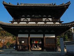 “不動院”はもともと南北朝の戦乱で散った武士達の霊をなぐさめるため、 足利尊氏・直義公兄弟が全国に建立した安国寺のひとつだったものの、現在は真言宗別格本山の寺院である。
この楼門は禅宗様の二重門で重要文化財に指定されており、門内の左右には金剛力士像が安置されていた。