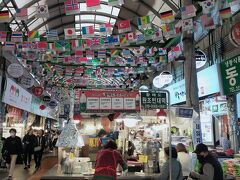 いつも行ってたプチョンユッケ本店？の方見たらありえない行列で驚き！すごいな。たまたまさっきの店先に見つけてラッキーだったわ。あっち空いてるよって並んでる人によっぽど教えようかと思ったけど何もしなかった。