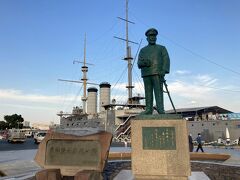 三笠公園に入りました。
こちらの公演は「日本の都市公園100選」「日本の歴史公園100選」に選ばれています。
横須賀新港に面していて、大日本帝国海軍の戦艦「三笠」が保存・公開されている他、芝生広場や壁泉、東郷平八郎連合艦隊司令長官の銅像等がある都市公園です。

公園のテーマは「水と光と音」で、園内には音楽噴水があり、音楽に合わせて大小様々な噴水が上がるショーが開催されているようです。
