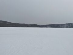 次は塘路湖トレッキングです。
塘路湖は冬の間は凍結しており、その上を歩くことができます。ワカサギ釣りなどに来る人も多いそうです。
春に近づくと氷が溶け出し、先程通ったアレキナイ川、市街を流れる釧路川などを通り海に流れていくそうです。