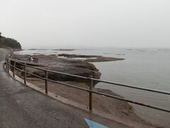 　雨降る海岸線を歩いてみました。
しかし、ウユニ塩湖のような絶景にお目にかかることはありませんでした。