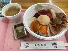 ツアーが終わって13時。昼食です。
釧路の海鮮丼と言えばの「和商市場」に行きました。
和商市場では勝手丼という海鮮丼を食べることができます。勝手丼は、自分でネタを選ぶことができます。
まずご飯を買い(サイズを選べます)、そのあと50種類くらいあるネタの中から自分が好きなものを好きな量だけ選んで、自分オリジナルの海鮮丼を作ることができます。海鮮丼好きにはたまらない代物です。市場の中にあるので、ネタは新鮮で種類も豊富です。他にも惣菜屋などもあって、釧路市民が羨ましくなる場所でした。