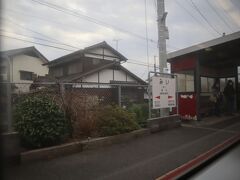 16:22　こちらは前回、通過中にもかかわらず辛うじて撮れた御井駅です。
出発時刻は16:23です。