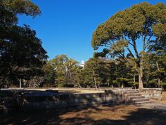 広島大本営跡の基礎が残っていた。
かつてこの場所には1877年に広島鎮台司令部として建てられた2階建ての木造洋館があり、のちに第5師団司令部庁舎となって1894-1895年の日清戦争の際に天皇が戦争を指揮する機関として大本営が設けられた。
ちなみに建物は1945年の原爆により倒壊して何もないけど、日差しが強すぎて直視できないくらいだった。