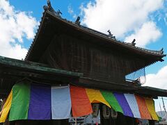 真言宗の“亀居山放光院大願寺”が隣接していて、五色幕が風で揺らめいていた。
亀居山とは、千畳閣・五重塔がある塔の岡一帯の海に突き出たところを指し、空から観ると亀の姿に似ているところから名が付いたそうで、開基は不明だけど、1201年-1203年に武蔵国出身の浄土宗の僧である僧了海が再興したと伝えられている。
　