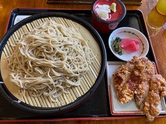 お昼ご飯は、道の駅　風穴の里でいただきました。
十割蕎麦はもちろんのこと、山賊焼がジューシーでとっても美味でした。