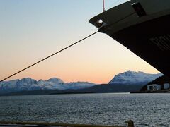 なぜか船全体を撮らずに、
カッコつけて、船首だけ撮ってみる。