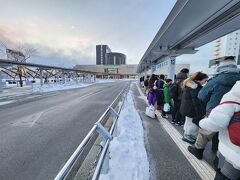 17:10
再びの函館駅
出発10分前でも空港行のバス乗り場はすでに結構な人が並んでる（汗