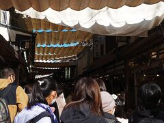 厳島神社に向かう時は海沿いの通路を歩いたけど、ランチ先を探しがてらフェリーターミナルに戻りたかったので、その1本内側の宮島表参道商店街へ。
すれ違うのもままならないほど人で溢れかえっていて、名物の穴子や牡蠣が食べれる飲食店はどこも大行列だし、食べ歩きできる軽食も込み合っていて前に進むだけでも一苦労だった。
宮島口まで戻ってから食べることも考えたけど、折角なら宮島で広島名物を味わいたいと思いつつ商店街の端まで歩いてしまった。