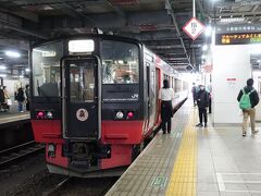 　仙台駅からは、アクセス線で空港に向かいます。おや、向かいのホームには見慣れぬ電車が。
