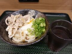 　久留米行の高速バスは１時間ごと。ちょうど出たばかりで、しょうがないとばかりに晩飯も空港で食べていくことにしました。