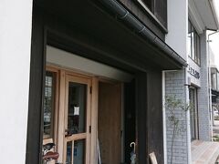 休憩。こじんまりカフェ。良い外観。
