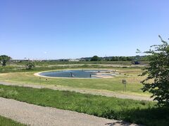 更にコースを東へ向かうと、沿道右手に多摩川親水公園があります。
敷地内を流れる小川で多摩川の流れを再現した公園で、橋や支流なども再現されています。
東の端には、川が東京湾に流れ込む様子が再現された池がありました。
