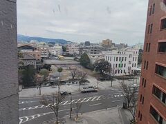 鹿児島で宿泊していた吹上荘の最終日の朝です。窓に水滴の模様がついているので雨が降ってきたのか？とおもったらただの汚れでした。ちなみに２泊で30000円でした。当日に予約したからしょうがないね。