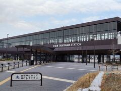 これが谷山駅です。高架化されていて、地方の新幹線駅のようです。