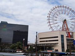 高速バスが出発するビルの１Fから鹿児島中央駅を眺めます。