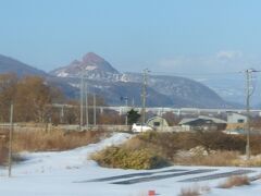 昭和新山は、まだ山肌が温いので雪は融けるんですね。
