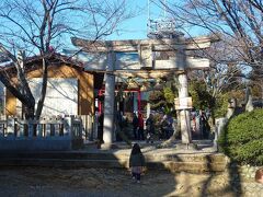 剣山神社。
剣山の拝礼所として、建てられたヨ。