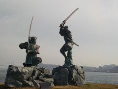 宮本武蔵と佐々木小次郎の決闘の様子を再現した像まで行きました。