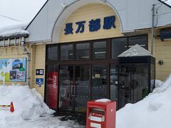 途中のニセコ駅で「ワンチャン」あると思いましたが、逆に混雑は増すばかりでした。
乗車にかなり時間がかかり、約１０分遅れて長万部駅に到着しました。
やはり外国人が多く、１人当たり巨大なキャリーバッグ２つとスノーボードを持っているために仕方のないことだと思いました。