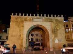 　夜のチュニスの旧市街を探索してみます。こちらは旧市街入口にあるフランス門。