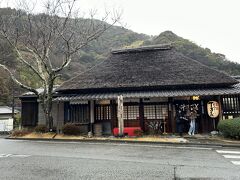 焼津さかなセンターから、１０キロちょっとで到着。
丸子宿の「丁子屋」さん。

丸子(まりこ)宿は「東海道五十七次」(五十三次じゃないの？)で最も小さいと言われる二十番目の宿場町。
この丁字屋さん、創業１５９６年というから、４００年以上の歴史あるお店。
丸子宿と言えば、とろろ汁、とろろ汁といえば丁子屋というくらい老舗。
歌川広重の浮世絵や、十返舎一九の東海道中膝栗毛の中にも出てきます。

初めてきた時、丸子宿も散策したっけ。