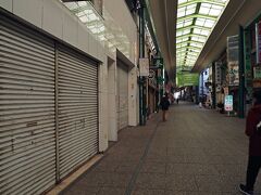 尾道本通り商店街を通ると、今日は平日だし既に1月5日なのでそろそろ通常生活に戻っているはずなのに、ひたすらシャッター街が続いて閑散としていた。