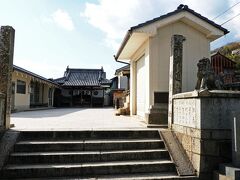 【吉備津彦神社（一宮神社)】
大吉備津彦命を祀る神社で、隣接する宝土寺の境内の一角に建っていたけど、白っぽい石畳が敷かれているせいで太陽光で反射して異様に眩しかった。
毎年11月1日-3日にかけて行われる尾道ベッチャー祭りは、1807年に平癒祈願病魔退散の祈祷を行ったのが始まりで、祭りのハイライトとなる最終日のベッチャー巡行は太鼓やお囃子とともに「ベタ」「ソバ」「ショーキー」の3体の鬼が市内へ繰り出して、鬼たちが手に持つササラや祝棒で観衆らを叩いたり突いたりしながら厄除けを行う尾道を代表する秋の祭り。
ちなみにランチで訪れた尾道らーめん ベッチャーの麺は、この神社で厄除け祈願している。