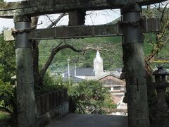 すぐ近くの崎津諏訪神社へ
鳥居ごしに崎津教会の尖塔が見える
集落を象徴するかのようなところです

表向きは仏教徒を装っていた潜伏キリシタン
こちらでの参拝時にも
「あんめんりうす（＝アーメン・デウス）」と
唱えていた記録が残っているのだとか