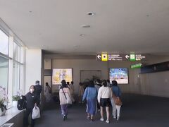 那覇空港には予定より15分早く、9時15分到着。