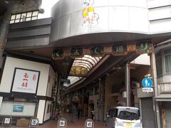 長崎街道にできた「くまで通り」商店街には長崎街道の名残が多くあります。