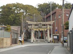 くまで通りから一度外れて、黒田藩藩祖黒田官兵衛とその子長政を祀る春日神社のお参りします。