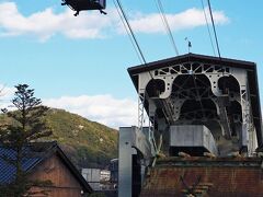 頭上から音が聞こえたので見上げると、艮神社境内を通過するロープウェイだったので私たちも移動する。