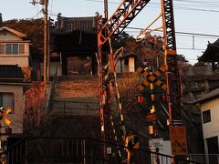 そのまま線路沿いの道を歩いて行くと、線路越しに建っているのが宝土寺の山門。
随分高い場所にあると思ったけど、下から見ると改めて坂の町の激しい高低差を実感する。