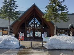 旭川から一般道で・・・(時間があるので(^_^;))
「道の駅  ハウスヤルビ奈井江」でお昼。
つれあいはラーメン。
私はお腹がそれほど空いてないので、「塩おにぎり」
