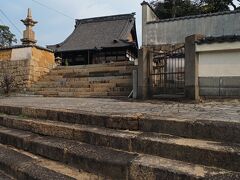 石段の先にはまた階段があって寺院が見えたけど、その右手前に小さな門があった。