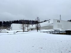 酸ヶ湯温泉からバスで１時間
青森駅まで戻ってくると、路線バスに乗り継いで
青森県立美術館へ行ってみました。