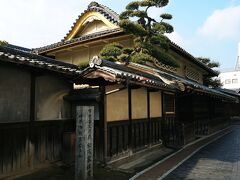 竹鶴酒造の斜め向かい建っているのは、江戸時代に塩田経営・廻船業・醸造などで財を築いた町並み保存地区を代表する豪商“旧松坂家住宅”。
「てり・むくり」をもった波うつような唐破風の屋根や庇、漆喰塗の大壁造りの重厚な建物は優美な雰囲気を醸し出していた。